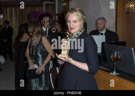 Après avoir remporté la catégorie de MEILLEURE PERFORMANCE PAR UNE ACTRICE DANS UNE SÉRIE TÉLÉVISÉE - Drame pour son rôle dans 'The Handmaid's Tale, actrice' Elisabeth Moss backstage pose avec son Golden Globe Award lors de la 75e Assemblée Golden Globe Awards au Beverly Hilton de Los Angeles, CA le dimanche, Janvier 7, 2018. Banque D'Images