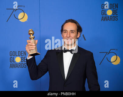 Après avoir remporté la catégorie de la MEILLEURE BANDE ORIGINALE - MOTION PICTURE pour "la forme de l'eau, l''Alexandre Desplat pose avec le prix en coulisses dans la salle de presse à la 75e Assemblée Golden Globe Awards au Beverly Hilton de Los Angeles, CA le dimanche, Janvier 7, 2018. Banque D'Images