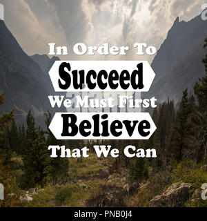 Des citations inspirantes pour réussir il faut d'abord croire que nous pouvons, positif, de motivation Banque D'Images