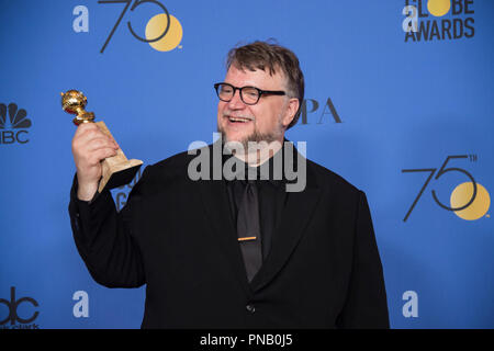 Après avoir remporté la catégorie du Meilleur réalisateur - MOTION PICTURE pour "la forme de l'eau, l' réalisateur Guillermo del Toro pose des coulisses de la salle de presse avec son Golden Globe Award lors de la 75e Assemblée Golden Globe Awards au Beverly Hilton de Los Angeles, CA le dimanche, Janvier 7, 2018. Banque D'Images