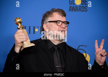 Après avoir remporté la catégorie du Meilleur réalisateur - MOTION PICTURE pour "la forme de l'eau, l' réalisateur Guillermo del Toro pose des coulisses de la salle de presse avec son Golden Globe Award lors de la 75e Assemblée Golden Globe Awards au Beverly Hilton de Los Angeles, CA le dimanche, Janvier 7, 2018. Banque D'Images