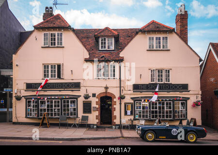 Dorking, Surrey, UK- un pub sur la rue principale Banque D'Images