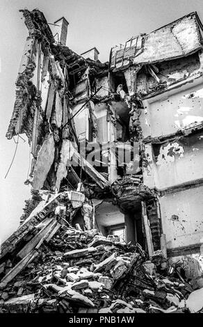 Pendant la guerre de 1992-1995, Grbavica, était occupé au début par l'Armée de la Republika Srpska et est restée sous contrôle serbe tout au long du siège. À partir de la hauteur des bâtiments résidentiels, la cible de snipers serbes de Sarajevo Sniper Alley le long de la population. Le quartier a été fortement pillée et détruite. Banque D'Images