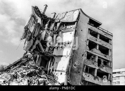 Pendant la guerre de 1992-1995, Grbavica, était occupé au début par l'Armée de la Republika Srpska et est restée sous contrôle serbe tout au long du siège. À partir de la hauteur des bâtiments résidentiels, la cible des tireurs serbes de Sarajevo Sniper Alley le long de la population. Le quartier a été fortement pillée et détruite. Banque D'Images