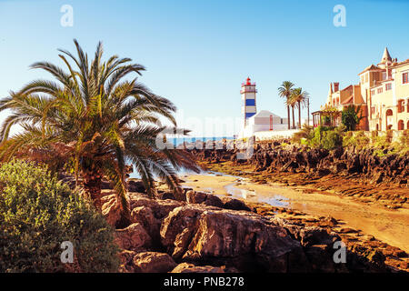 Le phare de Santa Marta et la Casa de Santa Maria in Cascais une ville côtière portugaise . Lisbonne Portugal . Banque D'Images