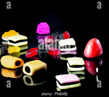 Assortiment de bonbons multicolores libre dans un fond noir. Image Banque D'Images