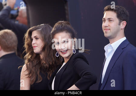 Jessica Altman, Lynda Carter, James Altman lors de la première mondiale de Warner Bros' 'Wonder Woman' lieu au Pantages Theatre à Hollywood, CA, le 25 mai 2017. Photo par Joseph Martinez / PictureLux Banque D'Images