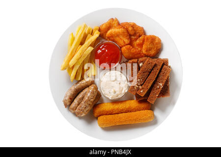 Sex apéritif de croûtons de pain de seigle, ensemble de nuggets de poulet, saucisses, bâtonnets de fromage dans la panure, les frites, sauce mayonnaise, tar-tar, ketchup o Banque D'Images