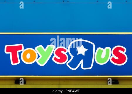 Tilst, Danemark - 10 mai 2018 : Logo de la marque de Toys R Us sur un mur. Toys R Us est un détaillant de produits pour enfants et jouets Banque D'Images