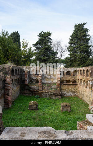 Rome. L'Italie. Ostia Antica. Un columbarium avec des niches pour les urnes, de la nécropole de la Porta Romana, Via delle tombe. Regio V Banque D'Images