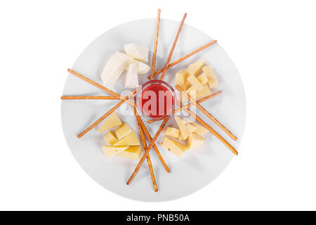 Snack-à du vin, doux, un ensemble de fromages, confiture, sucré, salé, biscuits, pâte bois apéritif avant l'alcool, les aliments sur la plaque, blanc isolated background vie Banque D'Images