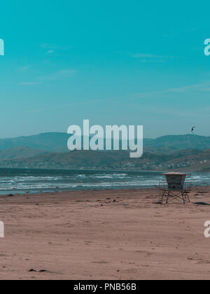 Cabine de sauveteur seul debout sur la plage sur une journée venteuse summers Banque D'Images
