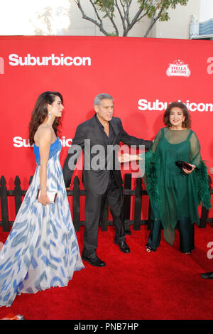 Amal Clooney, George Clooney, Baria Alamuddin lors de la première de Paramount Pictures' 'Suburbicon' qui s'est tenue au Regency Village Theatre de Westwood, CA, le 22 octobre 2017. Photo par Joseph Martinez / PictureLux Banque D'Images