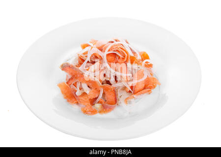 Entrée froide de Stroganin, congelés avec de fines tranches de poisson cru, copeaux, avec l'oignon, le beurre et les épices, avant l'alcool, les aliments sur la plaque, Banque D'Images