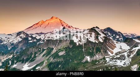 Massif du mont Baker, vue au lever du soleil à partir de Artist Point, le mont Baker Wilderness, North Cascades, Washington State, USA Banque D'Images