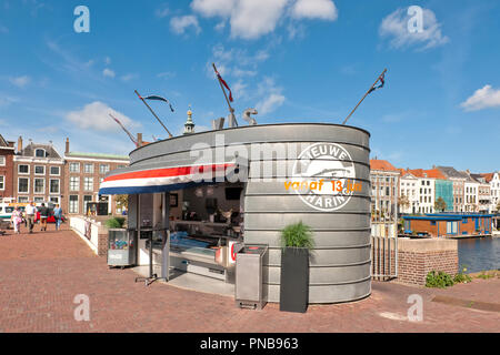 Kiosque de vente de poisson sur le Koningsbrug dans le centre de Middelburg Banque D'Images