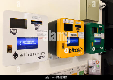 HONG KONG, Hong Kong SAR, Chine : September 20th, 2018. Et Bitcoin Ethereum distributeurs automatiques installés dans la genèse Block Wan Chai. La genèse est un bloc de transactions OTC Banque D'Images