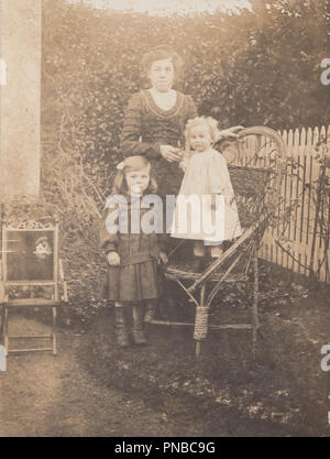 * Vintage Shipton Moyne Photographie d'Ethel Banfield et ses deux enfants la grâce et l'Appelle. Banque D'Images