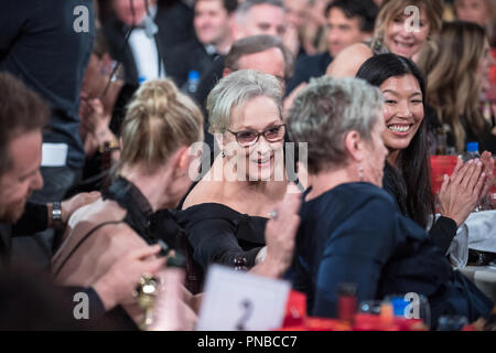 Nommé pour la MEILLEURE PERFORMANCE PAR UNE ACTRICE DANS UN FILM - Drame pour son rôle dans 'l'après', l'actrice Meryl Streep félicite gagnant pour la MEILLEURE PERFORMANCE PAR UNE ACTRICE DANS UN FILM - Drame pour son rôle dans 'trois panneaux d'Extérieur Ebbing, Missouri, Frances McDormand actrice" à la 75e Assemblée Golden Globe Awards au Beverly Hilton de Los Angeles, CA le dimanche, Janvier 7, 2018. Référence #  33508 Fichier 608CCR pour un usage éditorial uniquement - Tous droits réservés Banque D'Images