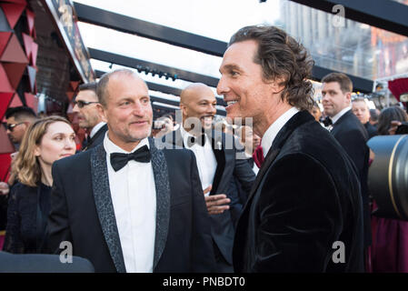 Woody Harrelson, Oscar® prête-nom, et Matthew McConaughey arrivent sur le tapis rouge de la 90e cérémonie des Oscars® au Dolby® Theatre à Hollywood, CA le dimanche, Mars 4, 2018. Référence #  33546 Fichier 289PLX pour un usage éditorial uniquement - Tous droits réservés Banque D'Images