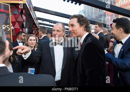 Woody Harrelson, Oscar® prête-nom, et Matthew McConaughey arrivent sur le tapis rouge de la 90e cérémonie des Oscars® au Dolby® Theatre à Hollywood, CA le dimanche, Mars 4, 2018. Référence de fichier #  33546 290 PLX pour un usage éditorial uniquement - Tous droits réservés Banque D'Images