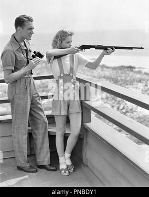 1940 JEUNE COUPLE DE CALIBRE 22 Tir Carabine POMPE ATTRACTIVE BLONDE WOMAN VISANT ET TIRANT SMILING MAN WITH BINOCULARS COACHING - UN1934 HAR001 STYLE HARS BLONDE JEUNE ADULTE COMMUNICATION D'ÉQUIPE DE SÉCURITÉ DE L'INFORMATION SATISFACTION POMPE FUSILS DE VIE LES FEMMES RURALES MARIÉS MARI CONJOINT VIE ACCUEIL ESPACE COPIE PLEINE LONGUEUR D'AMITIÉ PERSONNES CHERS HOMMES SOINS FUSIL CONFIANCE B&W DATING SUCCÈS STYLES ET CHOIX DE LOISIRS CAVALIER LOISIRS PROGRÈS AUTORITÉ BEAU ÉLÉGANT TIR VISANT LES ARMES À FEU LES ARMES À FEU DES MODES D'ENCADREMENT ATTRAYANT SPOTTING RELAXATION SOLIDARITÉ FEMMES YOUNG ADULT MAN Banque D'Images