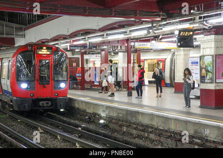 Train en arrivant à plate-forme, le métro de Londres, Angleterre, RU Banque D'Images