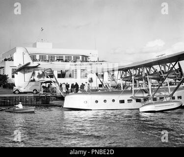 1930 Pan American Airways Sikorsky S-40 SYSTÈME FLYING BOAT NC-80V AMERICAN CLIPPER EN MER AVION AÉROPORT MIAMI FLORIDE USA - UN2249 HAR001 HARS LA HAVANE B&W GRAND ANGLE LES PILOTES DES AVIONS D'AVENTURE QUI SE PROFILE SERVICE CLIENT ET 20e siècle de progrès à l'extérieur l'EXCITATION ENTRE LES PROFESSIONS DE L'AVIATION DE L'INNOVATION 1931 KEY WEST CUBA HÉLICE ANONYME ÉLÉGANT FL Pan American World Airways AIR MAIL AMERICAN CLIPPER NOIR ET BLANC FLYING BOAT HAR001 old fashioned PAN AM Pan American Airways SEAPLANE Banque D'Images