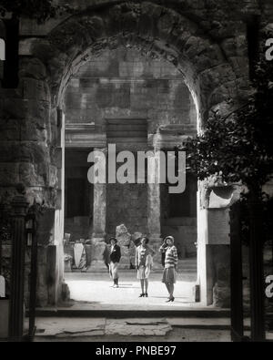 Années 1920 L'HOMME ET DE DEUX FEMMES touristes se rendant sur l'EXAMEN DES RUINES DU TEMPLE DE DANSE NÎMES FRANCE - UN2670 HAR001 ROMAIN HARS DU TEMPS LIBRE DÉCOUVERTE AVENTURE TEMPLE STYLES DE LOISIRS ET DE SÉJOURS VACANCES TOURISME LOISIRS SAVOIR EXAMINER LES TOURISTES VISITANT LE SUD DE L'élégant MODE MID-ADULT MID-ADULT MAN MID-ADULT WOMAN RUINES RELAXATION VACANCES ENSEMBLE NOIR ET BLANC DE L'ORIGINE ETHNIQUE CAUCASIENNE HAR001 TOURING à l'ANCIENNE Banque D'Images