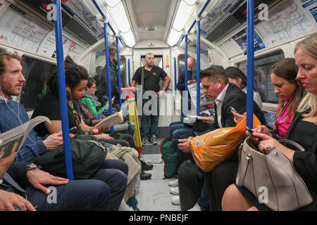 Les passagers des trains du métro de Londres Banque D'Images