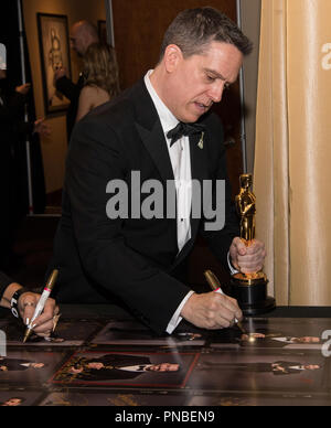 Lee Unkrich Affiches Affiches coulisses avec l'Oscar® du meilleur film d'animation pour travailler sur "Coco" au cours de l'ABC de la télédiffusion en direct 90e Oscars® au Dolby® Theatre à Hollywood, CA le dimanche, Mars 4, 2018. Référence de fichier #  33546 546 PLX pour un usage éditorial uniquement - Tous droits réservés Banque D'Images