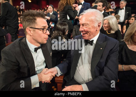 Le gagnant de l'Oscar® pour la performance par un acteur dans un rôle de soutien pour le travail sur les "trois panneaux d'Extérieur Ebbing, Missouri", Sam Rockwell secoue la main d'Oscar® prête-nom Christopher Plummer au cours de l'ABC de la télédiffusion en direct 90e Oscars® au Dolby® Theatre à Hollywood, CA le dimanche, Mars 4, 2018. Référence de fichier #  33546 559 PLX pour un usage éditorial uniquement - Tous droits réservés Banque D'Images