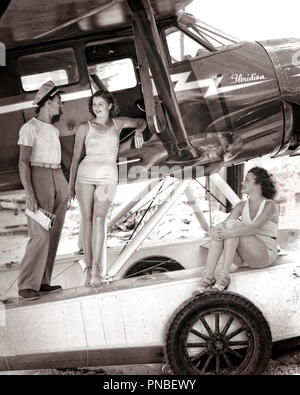 1930 DEUX FEMMES EN COSTUME DE BAIN AVEC PILOTE D'un avion amphibie sur une plage de Floride - une HAR3672001 HARS LOCATIONS AVIONS VIE EMPLOI FEMELLES PLEINE LONGUEUR D'AMITIÉ DE LUXE, mi-longueur chers hommes PERSONNES B&W TRANSPORT AVIONS AVENTURE OCCUPATION CUSTOMER SERVICE DES LOISIRS MÉTIERS DE L'AVIATION À MI-CHIC MI-ADULTES JEUNES ADULTES ADULTES HOMME FEMME NOIR ET BLANC amphibie de l'origine ethnique caucasienne HAR001 old fashioned Banque D'Images