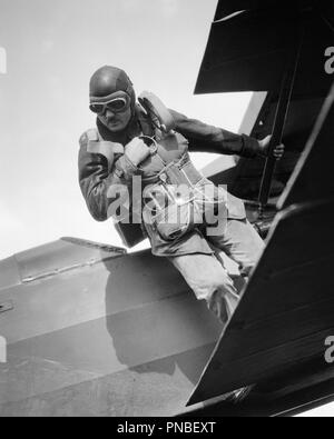 Années 1930 Années 1940 ANONYMOUS HOMME DEBOUT SUR L'aile de l'AVION À PROPOS DE DÉMISSIONNER OU DE SAUTER DE SA MAIN SUR L'ANNEAU DE RIPCORD - une HAR3772001 HARS AVIONS AVENTURE son courage de l'armée de l'AIR LA PROTECTION DE L'ANGLE FAIBLE EXCITATION UNIFORME PROFESSIONS AVIATION AVIATOR nous échapper ou anonymes de l'ARMÉE MID-ADULT MAN MI-NOIR ET BLANC DE L'ORIGINE ETHNIQUE CAUCASIENNE HAR001 old fashioned Banque D'Images