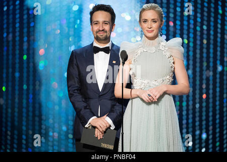 Lin-Manuel Miranda et Emily Blunt présente l'Oscar® de la meilleure musique écrite pour le cinéma (chanson originale) au cours de l'ABC de la télédiffusion en direct 90e Oscars® au Dolby® Theatre à Hollywood, CA le dimanche, Mars 4, 2018. Référence de fichier #  33546 606 PLX pour un usage éditorial uniquement - Tous droits réservés Banque D'Images