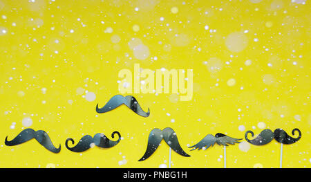 Une variété de moustache, et la neige sur fond jaune, abstract background. Banque D'Images