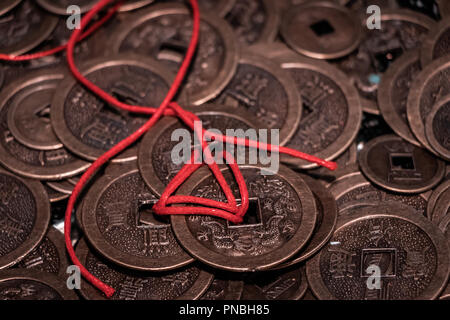 Oriental, bronze prix en argent. L'asiatique traditionnel et monnaie chinoise. Global trading, de fausses copies pour la production de masse et de l'exportation internationale. Banque D'Images