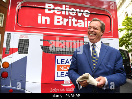 Nigel Farage, le vice-président de Leave signifie Leave, par l'autobus de campagne du groupe de pression politique à Smith Square, Westminster, le jour où il a lancé une série de panneaux publicitaires avant le premier d'une série de grands rassemblements politiques ce week-end appelant à une action de la base pour « Chuck Chequrs ». Banque D'Images