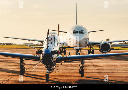 Campo Grande, Brésil - 09 septembre 2018 : Esquadrilha da Fumaca avion (FAB) a atterri à la base aérienne de l'air après la présentation du salon. A-29 Super Tuc Banque D'Images