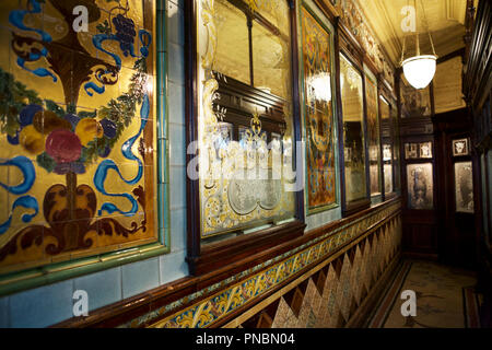 Carreaux de verre gravé et victorien, dans la princesse Louise pub, Holborn, Londres, Royaume-Uni. Banque D'Images