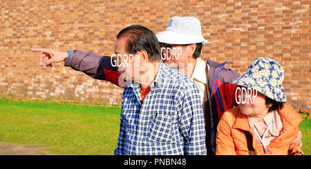 Les visages des deux hommes et la femme sont cachés derrière le PIBR inscription. Le symbole du nouveau règlement général sur la protection des renseignements personnels de da Banque D'Images