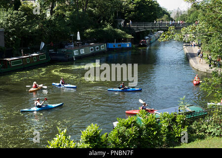 Canoë sur Regents Canal London UK. Banque D'Images