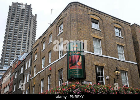 Une vue du pub Hand & Shears Cloth Fair sur Middle Street Smithfield & Barbican Estate Lauderdale Tower City of London EC1 England UK KATHY DEWITT Banque D'Images