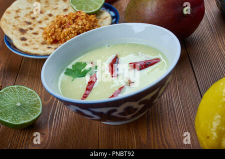 Pulissery - Plat Set de cuisine du sud de l'Inde, Moru avec noix de coco au curry Banque D'Images