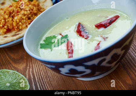 Pulissery - Plat Set de cuisine du sud de l'Inde, Moru avec noix de coco au curry Banque D'Images