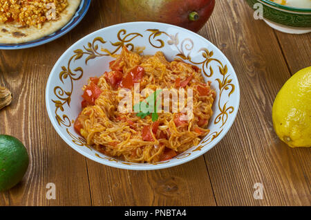 FooSev Tameta Shaak Nu , d set plat originaire du sud de l'Inde,Gujarati aigre-doux style curry tomate préparé avec de la tomate, sev, l'oignon et l'autre Indien c Banque D'Images