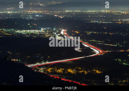 La circulation autoroutière l'aube sur la route 118 à Porter Ranch dans la vallée de San Fernando de Los Angeles, Californie. Banque D'Images