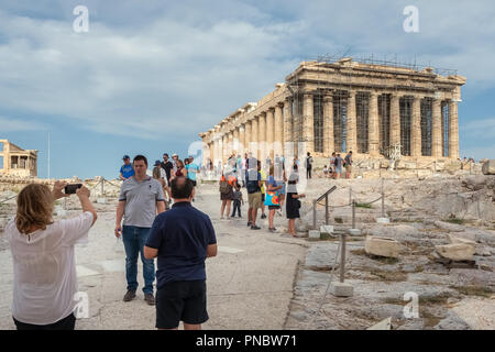 Athènes, Grèce - 5 juin 2018 : Visite Touristique Parthénon, acropole ruine à Athènes Banque D'Images