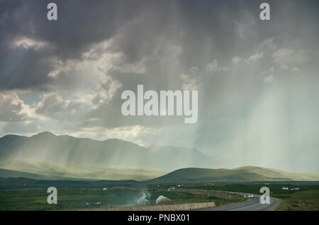 Vallée Suusamyr , Paysage de montagne. Le Kirghizistan. Banque D'Images