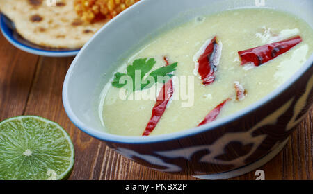 Pulissery - Plat Set de cuisine du sud de l'Inde, Moru avec noix de coco au curry Banque D'Images